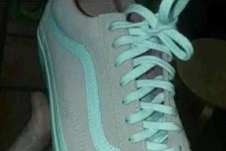 何色に見える？「灰色＆緑」「ピンク＆白」…スニーカーの色を巡り多くの反響