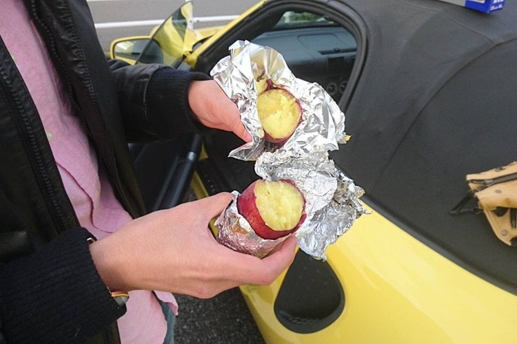 車で焼き芋！？斜め上行くエンジンの効率的活用法が衝撃的！！