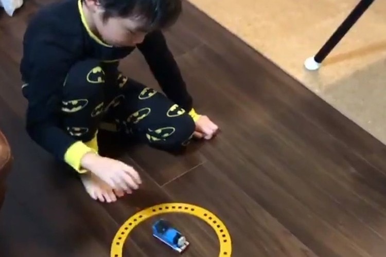 子供は発想の天才！！トーマスのおもちゃを意外な方法で遊ぶ息子の発想に驚愕