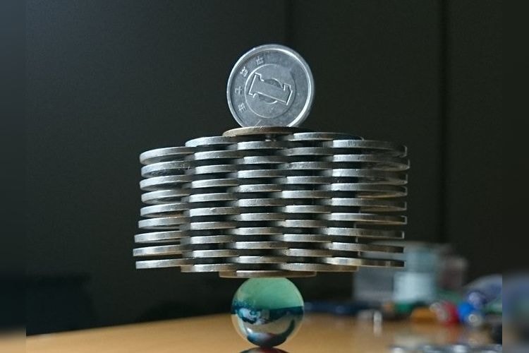 ビー玉の上にビー玉！？「もう再現できないかも」と本人もビックリなコインタワーが凄すぎ