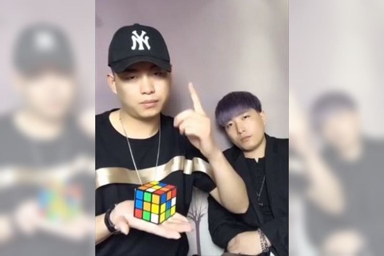 世界で話題沸騰中のマジシャン！無表情で次々とネタバレしていく隣の友人にジワる