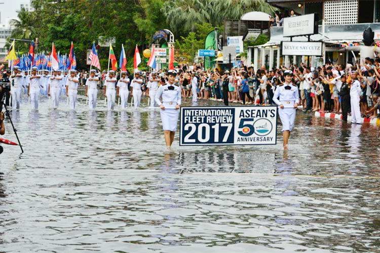 満潮での決行が凄すぎる！タイで行われた海上自衛隊の『ASEAN創立50周年記念』パレード