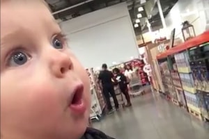 生まれて初めて見るクリスマスの装飾に超絶興奮する赤ちゃんが可愛い♪