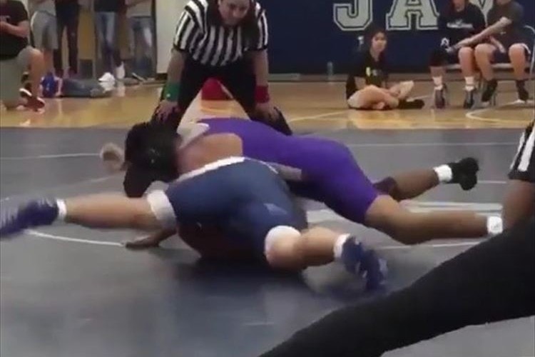 「一瞬目を疑った」あまりにも衝撃的なレスリングの審判の動きが話題に！