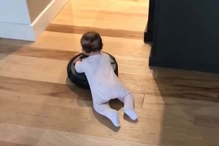 【動画】まるでロデオのようにルンバを乗りこなす赤ちゃんが話題に！