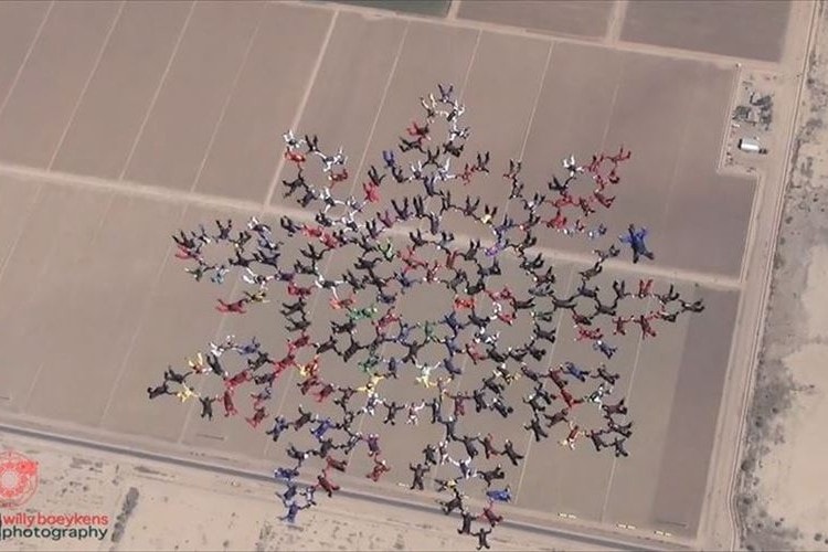 【世界新記録達成】217人のスカイダイバーが大空に花を描くようなフォーメーションを形成！