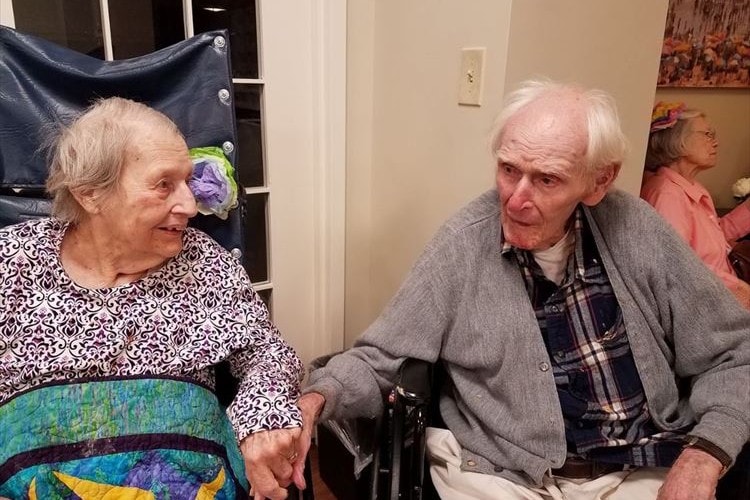 70年間連れ添った老夫婦が同じ日に旅立つ…永遠の愛に多くの反響