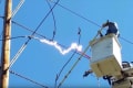危ないっ!電線を切った瞬間に放電…高圧電流が作業中の男性に襲いかかる