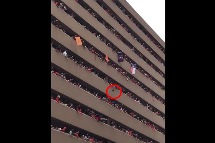 一体感がスゴイ!女性が落とした帽子を皆で協力して届けることに成功!アストロズ祝賀パレードでの一幕