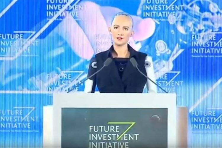 世界で初めて市民権を付与されたロボ…そのスピーチ映像が話題に!過去には「人類を破壊する」発言も