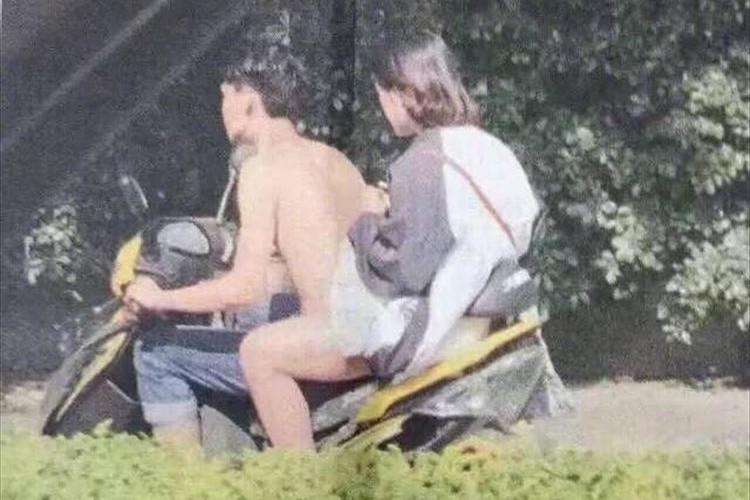 全裸？でバイクにまたがる男性の画像が投稿される…どうなってんだ！？