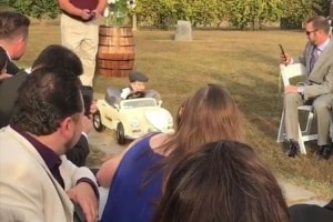 結婚指輪を運ぶリングボーイがまさかの居眠り運転！？で主役の座を完全に奪う