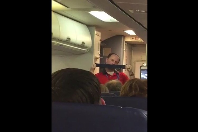 「なんてセクシーなんだ」機内で突如として男性キャビンアテンダントのショーが炸裂！