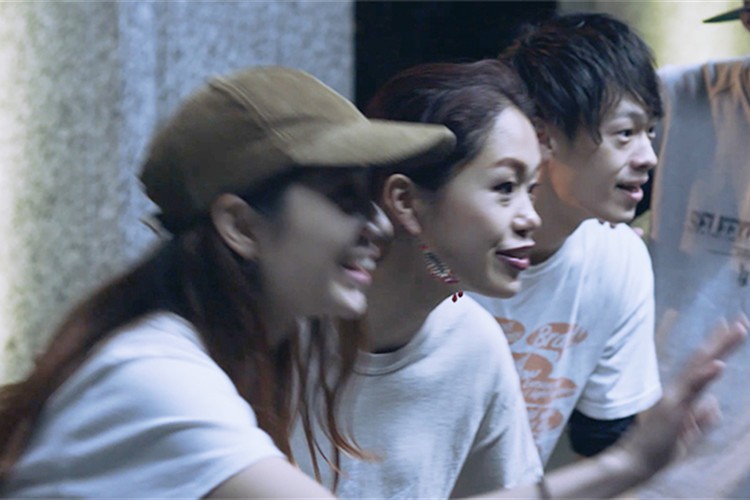 街角でダンスをしていた若者たち 彼らの前にひろがった、驚きの光景とは
