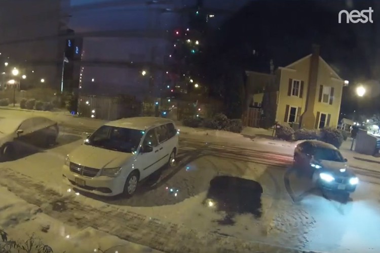 夜の駐車場を映す防犯カメラが捉えた映像がちょっぴり幸せを感じる!?