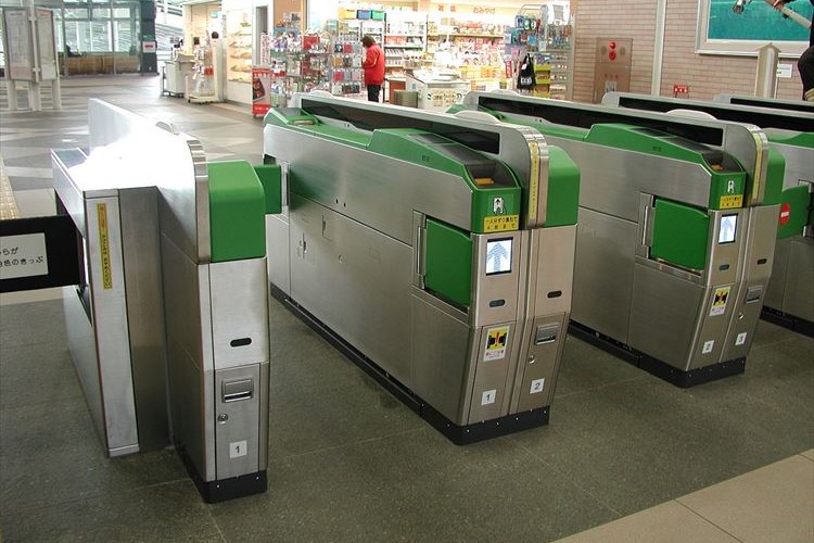“Suicaなどの交通系ICカードだけ”で新幹線の自由席に乗れるサービスを導入!