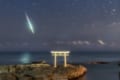 神様の降臨!?鳥居に向かうかの様なひとすじの流れ星…神秘的な光景に反響