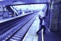 駅の防犯カメラが捉えた決定的瞬間!お節介が命を救う!