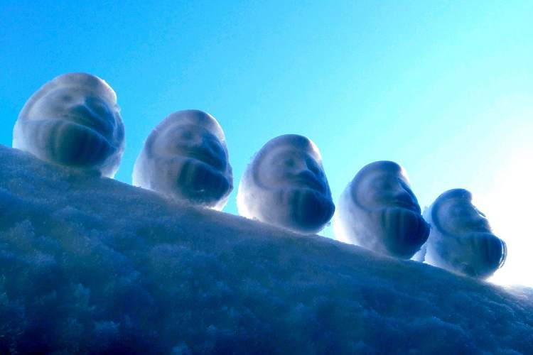 イイ!ご当地名物『アレ』の空き箱で作った雪“だるま”がたまらん風情