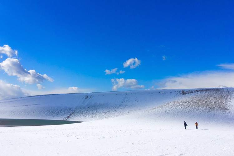 ためいきモノの美しさ…雪化粧した『鳥取砂丘』の壮大さが呼吸を忘れるレベル