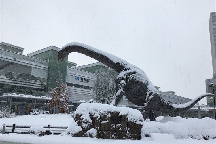 福井県に氷河期がやってきた！？雪が積もった恐竜のモニュメントが話題に！