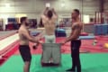 すげぇ!五輪出場体操選手がアクロバティックなパンツの履き方を披露!