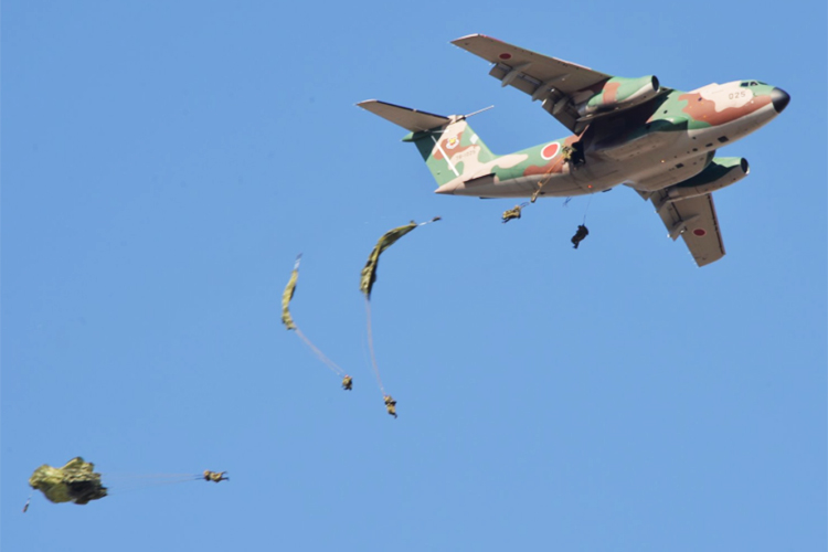 【陸上自衛隊】藍より蒼き 大空に〜♪「平成30年降下訓練始め」で1年の降下安全を祈願!