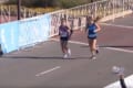 ゴールを目の前にしてランナーが脱水症状に…その後生まれた劇的なフィニッシュに感動の声