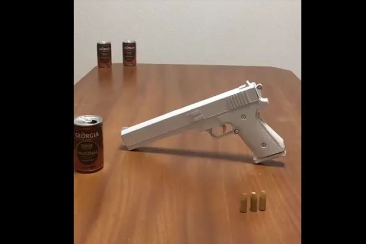 【動画】童心にかえってしまう！ペーパークラフトの拳銃のクオリティが高すぎる！