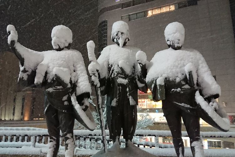 大雪で水戸黄門がダース・ベイダーに！一夜明けたらまさかのリーゼントに変貌を遂げる