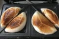 【冬に食べたくなるレシピ】パリパリの皮がめっちゃうま~い!ホットサンドメーカーで肉まんを簡単大変身させる方法