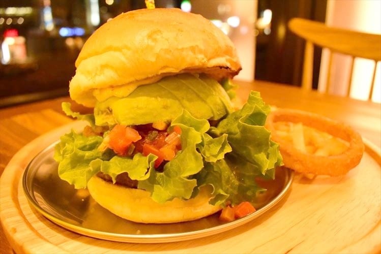 今日は美味しいハンバーガーを食べたいと思ったら間違いなくここ。『ＢＵＲＧ ＨＯＬＩＣ』でがっつり食べたい。