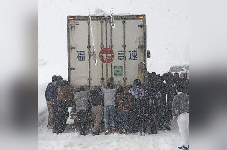 【感動】大雪にハマったトラック…そこに居合わせた社員旅行団体が一丸となって車体を押して応援！