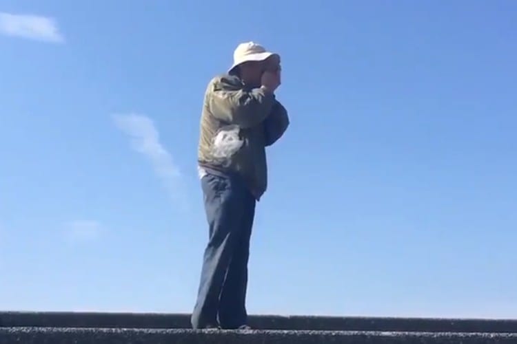 このおじさん何者！？「いいもの見せてあげる」と言われたので待ってみたら・・・、マジでスゴいものが見れた！！