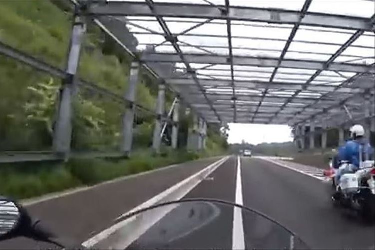 映像をスロー再生してみたら分かった…白バイのさりげない振る舞いに感動!