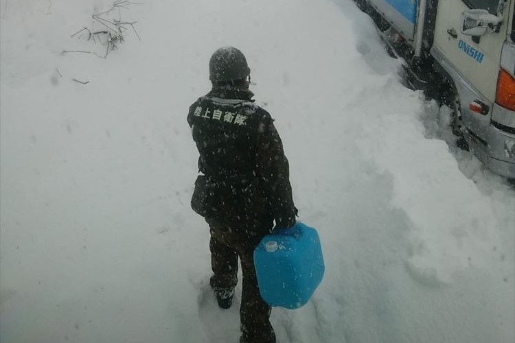 北陸地方を襲った記録的豪雪…20kgのタンクを持って何kmも歩き続ける自衛隊の姿