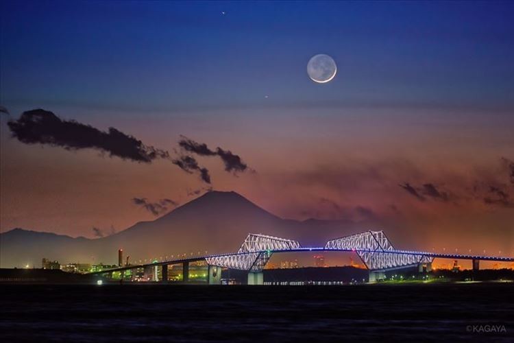月と富士山と東京ゲートブリッジ…自然と人工物が織りなす幻想的な光景に反響