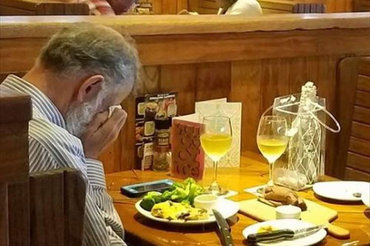 お店のテーブルで涙するひとりの男性…その理由に心を打たれる