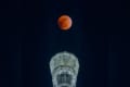 幻想的で感動する！スカイツリーのてっぺんに浮かぶ"皆既月食"が美しい
