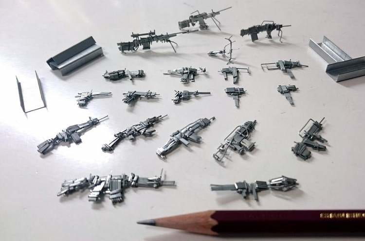 【圧巻】ずらりと並ぶ『銃火器』…実は“アレ”で出来ている作品だった！【男子諸君歓喜】