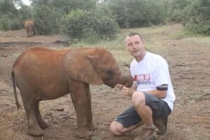 「あそぼ～よ～！」PV撮影中の男性に頭突きを繰り返すゾウの赤ちゃん♪ 最後には男性も…