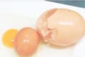 一体なぜ！？ニワトリの卵が通常の3倍の大きさ！その中にまた卵…