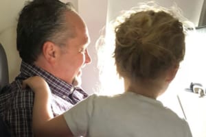 【いい話】機内で出会った紳士と少女、降りるころにはすっかり親友に。