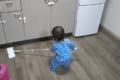 1歳児なのに掃除ができる!?赤ちゃんのクイックルワイパーへの執着がすごいと話題に