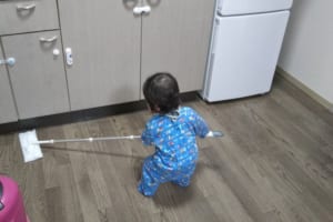 １歳児なのに掃除ができる！？赤ちゃんのクイックルワイパーへの執着がすごいと話題に