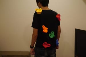 お父さんにいつでも登れる！子どものための手作り「ボルダリングTシャツ」が話題