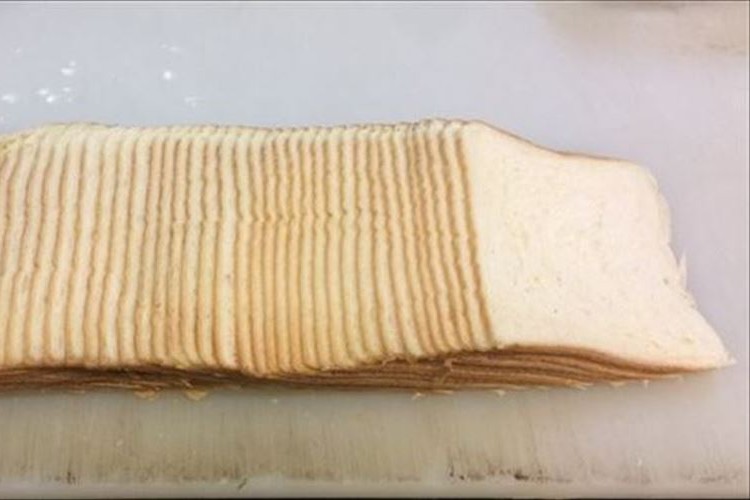 1斤分の食パンを極限まで薄切りした結果47枚に!→さらにミルフィーユにしてみたら…