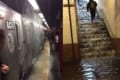 マジかよっ！ニューヨークの地下鉄の雨漏りがひどすぎる！車内では食事中の人も…