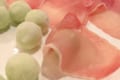 その発想はなかった！「アイスの実 濃いメロン」を生ハムで包むとめっちゃ美味しいらしい