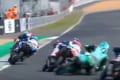 レース中に一台のバイクがスリップ!巻き込まれそうになった後続車が見せた驚愕のテクニック
